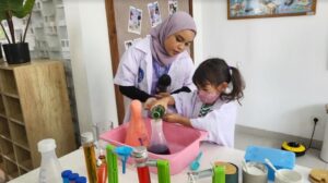 Eksperimen Sederhana Fisika Sekolah yang Mudah Dilakukan di Rumah atau Kelas untuk Memahami Konsep Dasar Gaya, Energi, dan Gerak dengan Seru